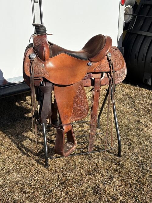 Circle Y all around roping saddle good condition | Moffit, ND