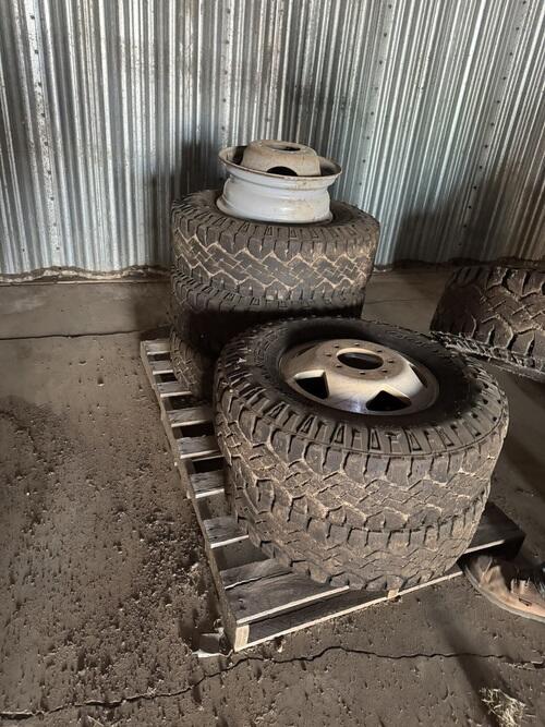 Ford 2000 Rear Rim Rims & Tires off a 2000 Ford F350 Super Duty Dual Rear Wheel ...